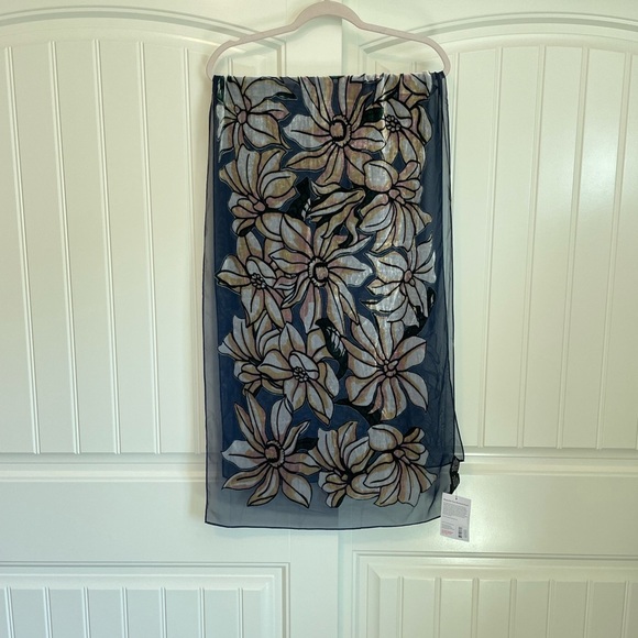 New METROPOLITAN MUSEUM OF ART, "MAGNOLIA VASE" BURNOUT OBLONG SCARF - Picture 3 of 9